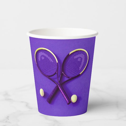 Paarse verjaardagsfeestje rackets en tennisballen papieren bekers (Voorkant)