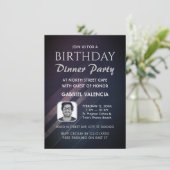 Paarse verjaardagsuitnodiging voor dinerfeest met  kaart (Staand voorkant)