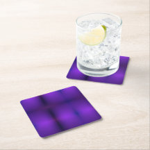 Paarse verloop coaster op een lichte houten tafel