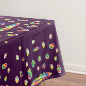 Paarse verrukking met gemengde kleurpatronen erop tafelkleed (Voorbeeld)
