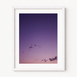 Paarse verspreide wolken bij schemering poster