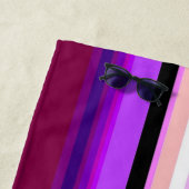 Paarse verticale, meerkleurige strepen strandlaken (In situ)