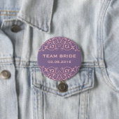 Paarse Victoriaans Floral Swirl Team Bride Button (In situ)