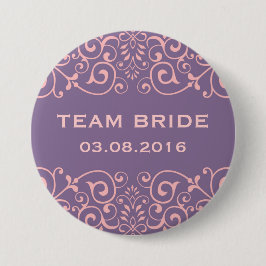 Paarse Victoriaans Floral Swirl Team Bride Button