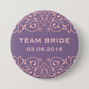 Paarse Victoriaans Floral Swirl Team Bride Button