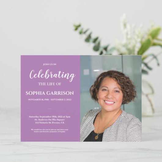 Paarse viering van het leven met fotobegrafenis kaart (Staand voorkant)