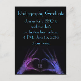 Paarse vingers maken een radiografisch Afstudeerde Briefkaart