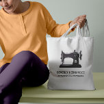 Paarse Vintage naaddruk naaimachine Tote Bag<br><div class="desc">Een elegante budgettas voor kleermakers,  naadloze tapes,  mode ontwerpers,  stylists en nog veel meer met een  naaimachine-illustratie in paarse auberginekleur met twee regels aangepaste tekst in wit. De kleur van de naaimachine is bewerkbaar.</div>