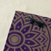 Paarse Violet & Tan Gold Mandala Bloem Strandlaken (In situ)