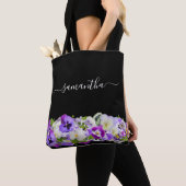 Paarse violetfloralen monogram zwart script tote bag (Dichtbij)