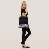 Paarse violetfloralen monogram zwart script tote bag (Op model)