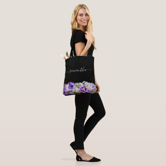 Paarse violetfloralen monogram zwart script tote bag (Op model)