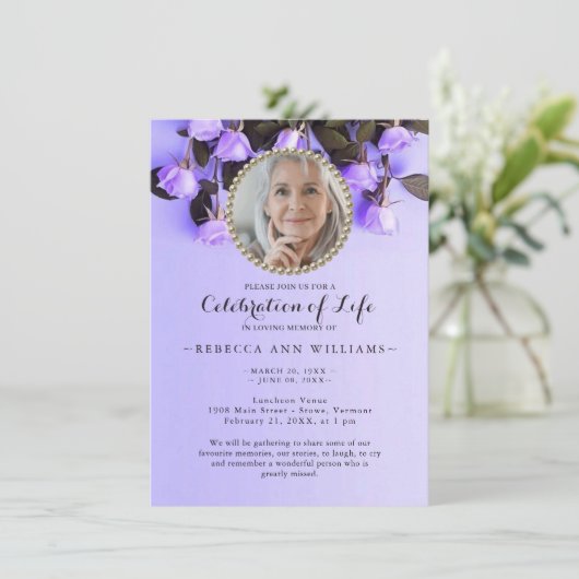 Paarse Violets Floral Elegant Celebration of Life Kaart (Staand voorkant)