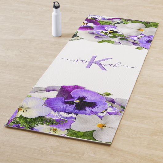 Paarse violette bloemen witte monogram naam script yogamat (In situ)
