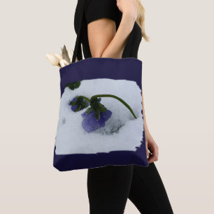 Paarse viooltje in de sneeuw tote bag