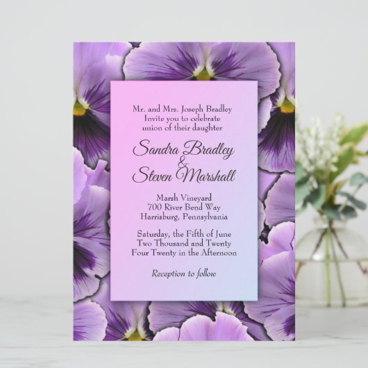 Paarse Viooltjes Bruiloft Uitnodiging (Staand voorkant)