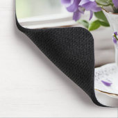 Paarse viooltjes in oude theekopje muismat (Hoek)