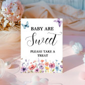 Paarse vlinder baby zijn lief baby shower gunst reclamebord met voetstuk
