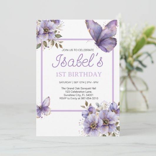 Paarse vlinder eerste verjaardag, bloemen uitnodig kaart (Staand voorkant)
