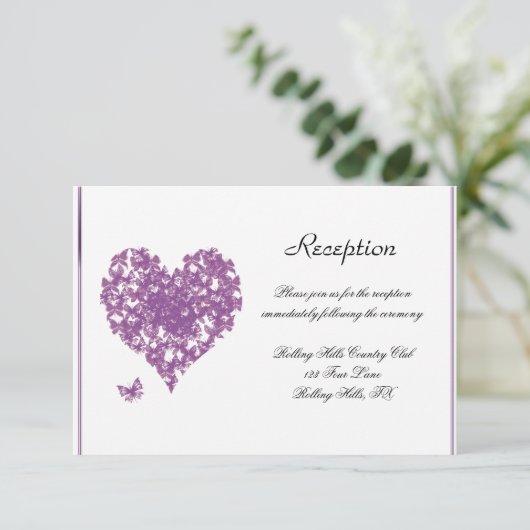 Paarse vlinder hart bruiloft receptie kaart (Staand voorkant)