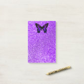 Paarse vlinder op Glitter Post-it® Notes (Op bureau)