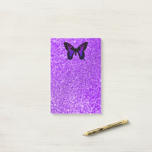 Paarse vlinder op Glitter Post-it® Notes (Op bureau)