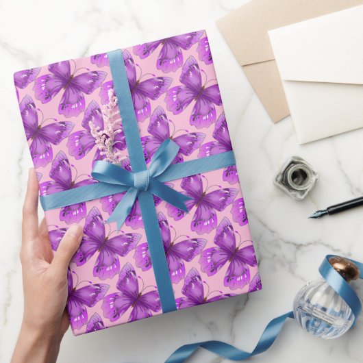 Paarse vlinders goedkoop snijpapier cadeaupapier (Geschenken)