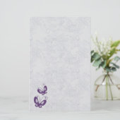 Paarse vlinders op zilveren bloemenbruiloft briefpapier (Staand voorkant)