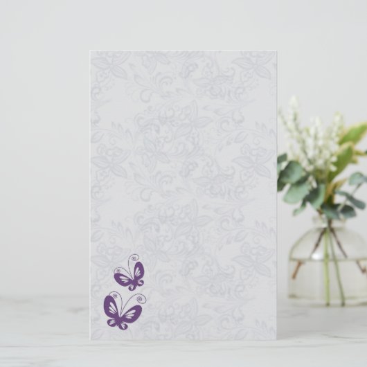 Paarse vlinders op zilveren bloemenbruiloft briefpapier (Staand voorkant)