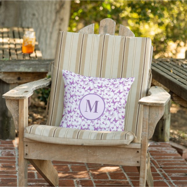 Paarse Vlinders Patroon Custom Monogram Buitenkussen (Stoel)