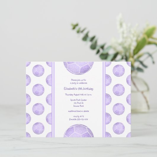 paarse voetballen verjaardagsfeest kaart (Staand voorkant)