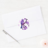 Paarse vogel en bloesems ronde sticker (Envelop)
