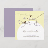 Paarse vogelfamilie's nieuwe nesten op boomhuis aankondiging (Voorkant / Achterkant)