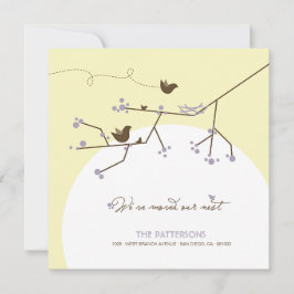 Paarse vogelfamilie's nieuwe nesten op boomhuis aankondiging