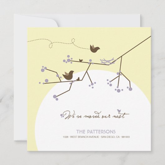 Paarse vogelfamilie's nieuwe nesten op boomhuis aankondiging (Voorkant)