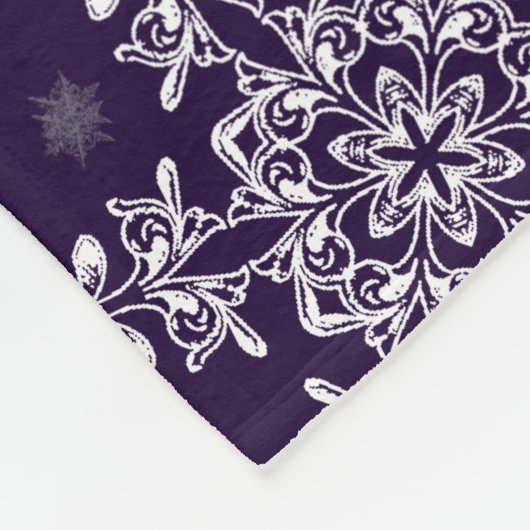 Paarse vrolijke en felle sneeuwvlokken kerst fleece deken (Hoek)