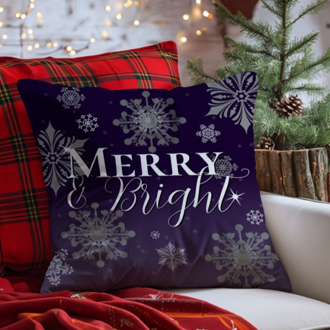 Paarse vrolijke en felle sneeuwvlokken kerst kussen (Purple Merry and Bright Snowflakes Christmas Throw Pillow)