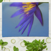 Paarse Water Lily Theedoek (Gevouwen)