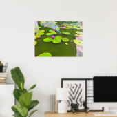 Paarse waterlelies op Green Pond Poster (Thuiskantoor)
