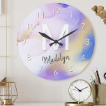 Paarse Waterverf Abstracte Girly Luxe Monogram Ronde Klok<br><div class="desc">Pas deze glamoureuze abstracte lila waterverf verf en faux goudnevel achtergrond eenvoudig aan met uw eigen details.</div>