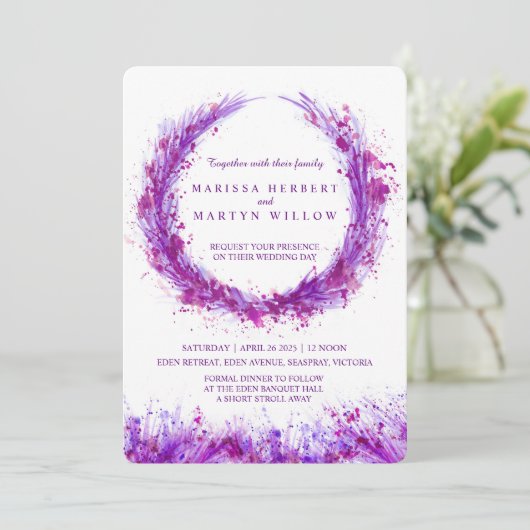 Paarse waterverf kunst spatten trouwuitnodigingen kaart (Staand voorkant)