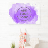 Paarse waterverf penseelstreek uploadt uw logo spandoek (Insitu)