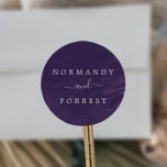 Paarse Waterverf-weduwenenvelop Ronde Sticker<br><div class="desc">Deze paarse waterverf trouwenvelopzegels zijn perfect voor een elegant huwelijk. Pas het etiket aan met de namen van de bruid en de bruidegom. Deze envelopzegels zijn gecoördineerd met het Collectie Rustic Lavender en Eucalyptus door Fresh and Yummy Paperie.</div>