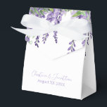 Paarse Waterverf Wisteria Flowers Bedankdoosjes<br><div class="desc">Deze romantische bruiloft geschenkdoos heeft een florale waterverf ontwerp met paarse wisteria. Kwetsbare wijnstokken van wisteria bloemen zijn afgebeeld over het bovenste gedeelte.</div>