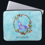 Paarse Waterverf Wolf met een Boho WreatCustom Laptop Sleeve<br><div class="desc">Een laptophoes met een grafische afbeelding samengesteld uit een paarse waterverf wolf,  in een klassieke huilende pose. Omgeven door een geïllustreerde krans van hout,  kristallen,  veren en kralen. Cool indiaans motief met een boho stijl.</div>