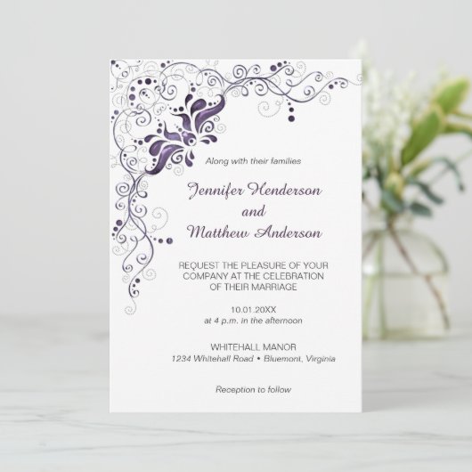 Paarse wervelingen op witte bruiloft uitnodiging (Staand voorkant)