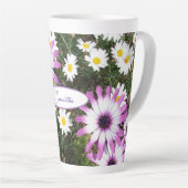 Paarse White Daisy Flower Garden  naam Latte Mok (Rechterhoek)