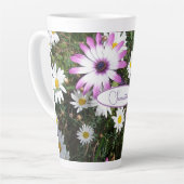 Paarse White Daisy Flower Garden  naam Latte Mok (Linkerhoek)