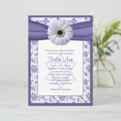 Paarse White Floral Damask Bat Mitzvah Uitnodiging (Staand voorkant)