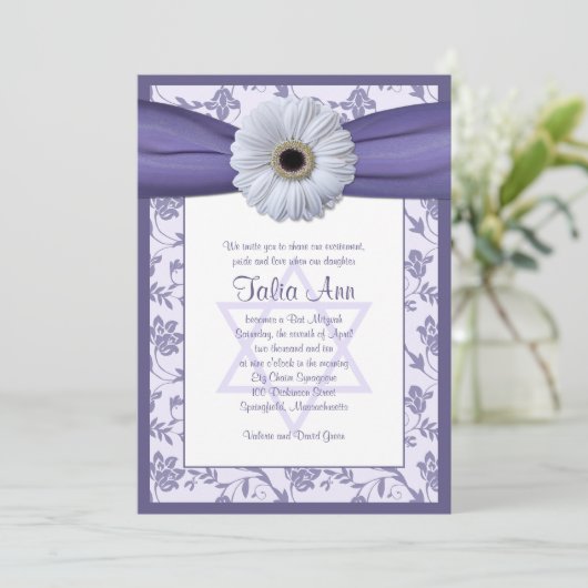 Paarse White Floral Damask Bat Mitzvah Uitnodiging (Staand voorkant)